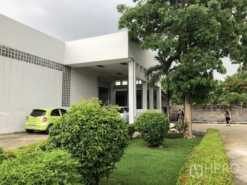工厂 出租在Lat Krabang, Bangkok - 工厂主入口带雨棚，周围有草坪与树木