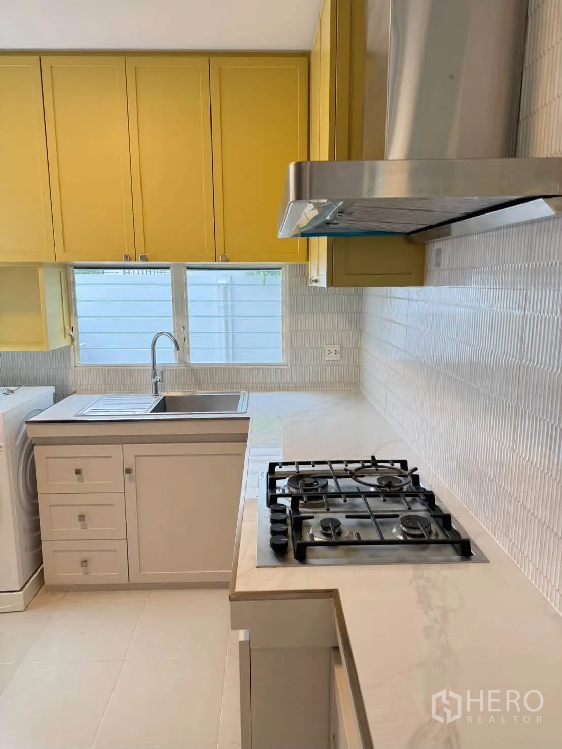 บ้านเดี่ยว for rent in Bang Phli, Samut Prakan - ครัวบิวต์อินตู้เหลือง เตาแก๊ส เครื่องดูดควัน อ่างล้างจาน และเครื่องซักผ้า
