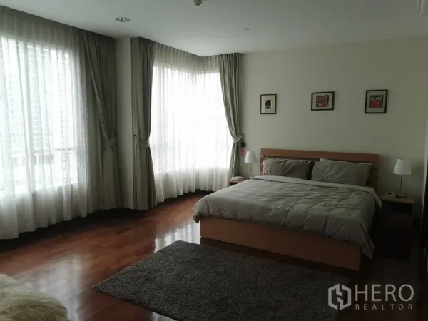 公寓 出租在Khlong Toei, Bangkok - 主卧采光充足，纱帘与大床，木地板