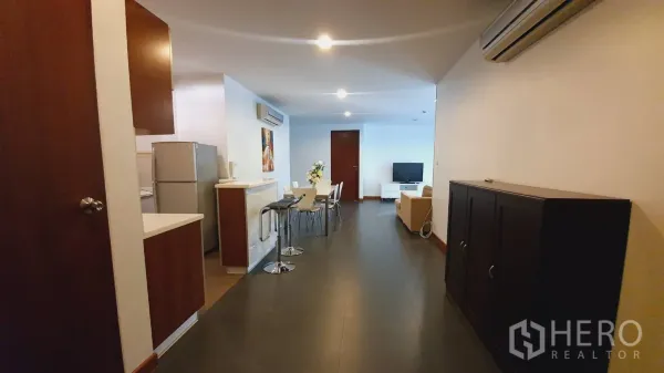 公寓 出租在Khlong Toei, Bangkok - 开放式布局：厨房、吧台、餐桌与客厅连通。