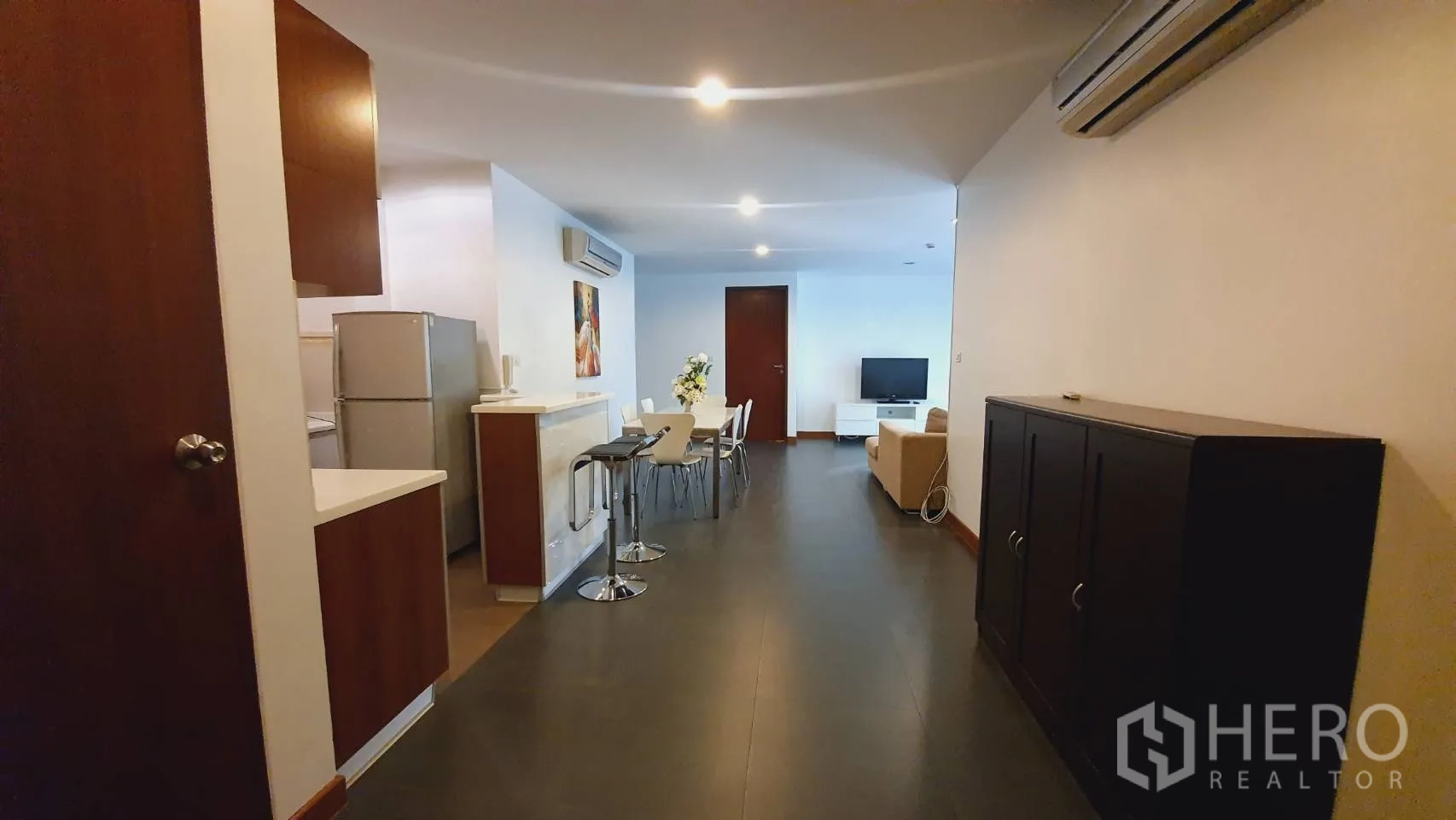 公寓 出租在Khlong Toei, Bangkok - 开放式布局：厨房、吧台、餐桌与客厅连通。