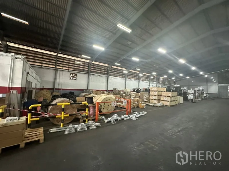 货栈 出租在Khlong Toei, Bangkok - 仓库存储区，箱货整齐、设安全护栏与侧墙通风百叶。