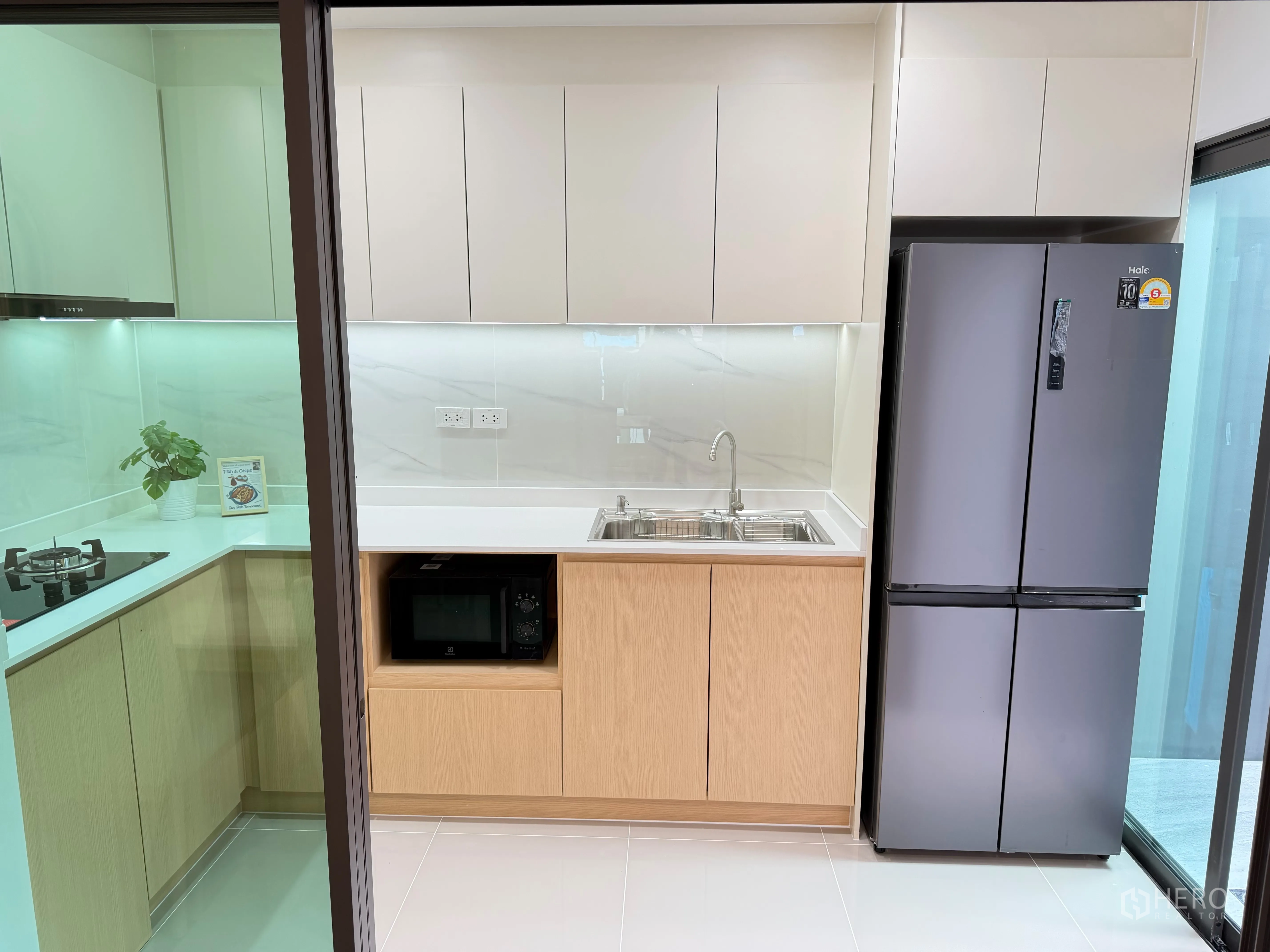 ทาวน์เฮาส์ for rent in Bang Phli, Samut Prakan - ครัวปิดพร้อมตู้บิวท์อิน อ่างล้างจาน และตู้เย็นบานคู่