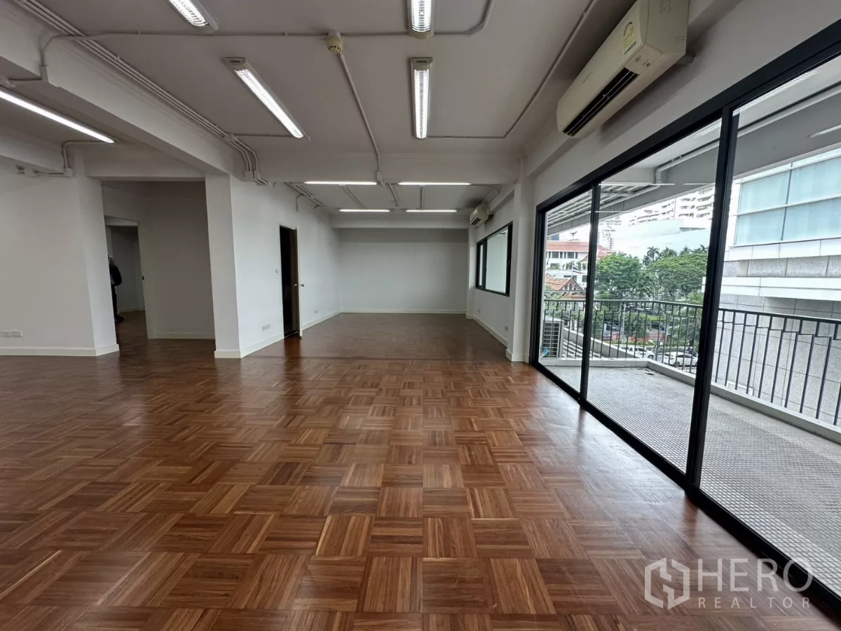 สำนักงาน ให้เช่าในWatthana, Bangkok - ออฟฟิศสว่างด้วยผนังกระจกยาว ระเบียงพร้อมราวกันตก และเครื่องปรับอากาศ.