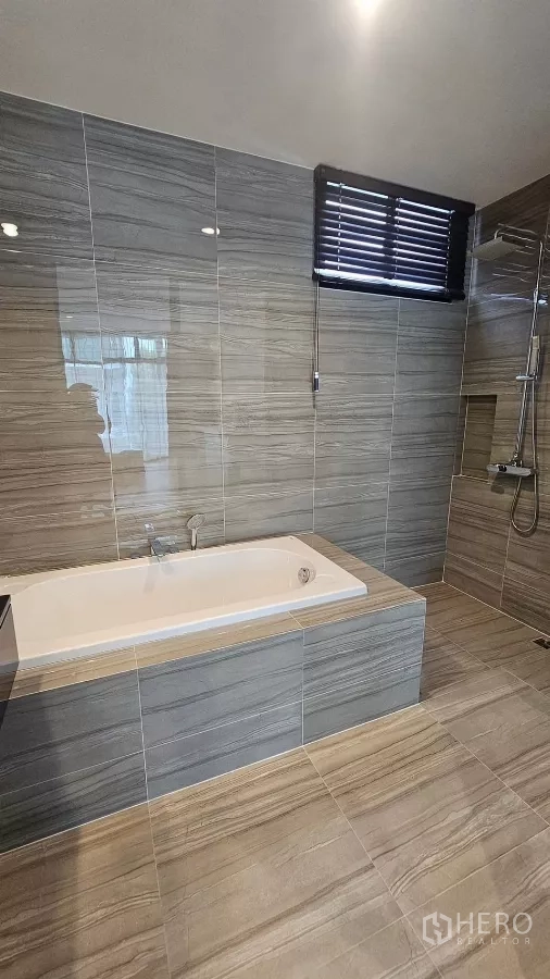 Townhouse for rent in Saphan Sung, Bangkok - Contemporary bathroom featuring a soaking tub, walk-in shower and gray tiles.