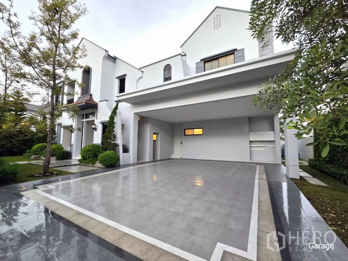 独立式住宅 出租在Saphan Sung, Bangkok - 宽敞有顶车道与四车位车库，旁有景观前庭。