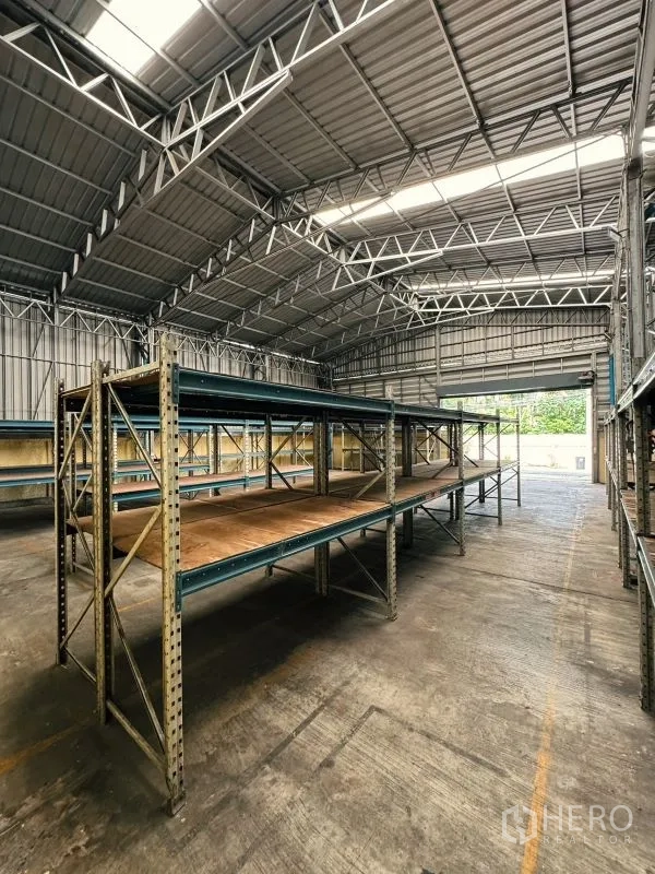 货栈 出租在Din Daeng, Bangkok - 双层长货架位于采光带下，面向装卸入口。
