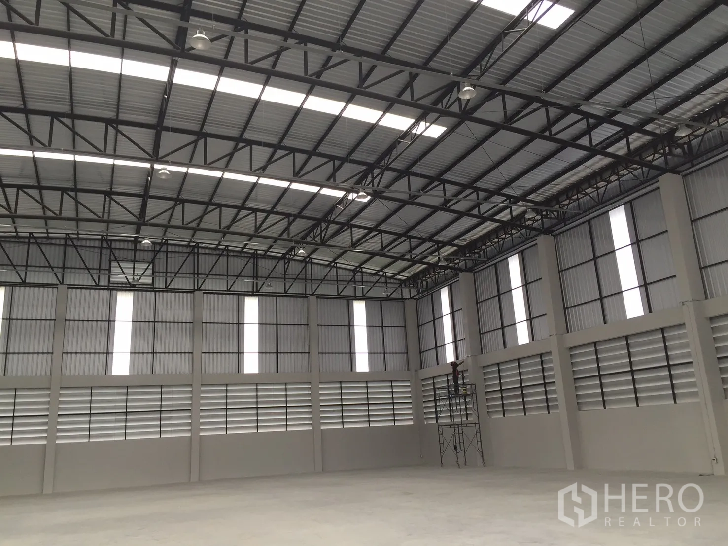 Warehouse for rent in Bang Phli, Samut Prakan - Steel truss roof with skylight strips inside the warehouse.