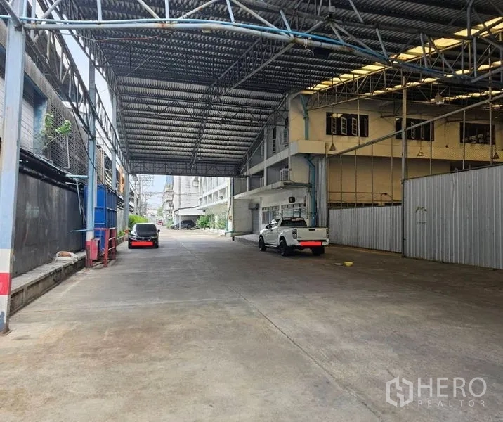 工厂 出租在Bang Kho Laem, Bangkok - 工厂旁带顶卡车通道。