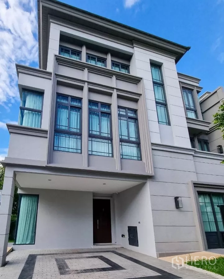 独立式住宅 出售在Prawet, Bangkok - 三层立面，落地格栅窗与有顶车位。