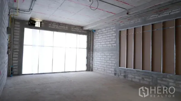 Retail Space for rent in Khlong Toei, Bangkok - Rectangular shop interior with high ceiling, service risers and a secondary window opening.
