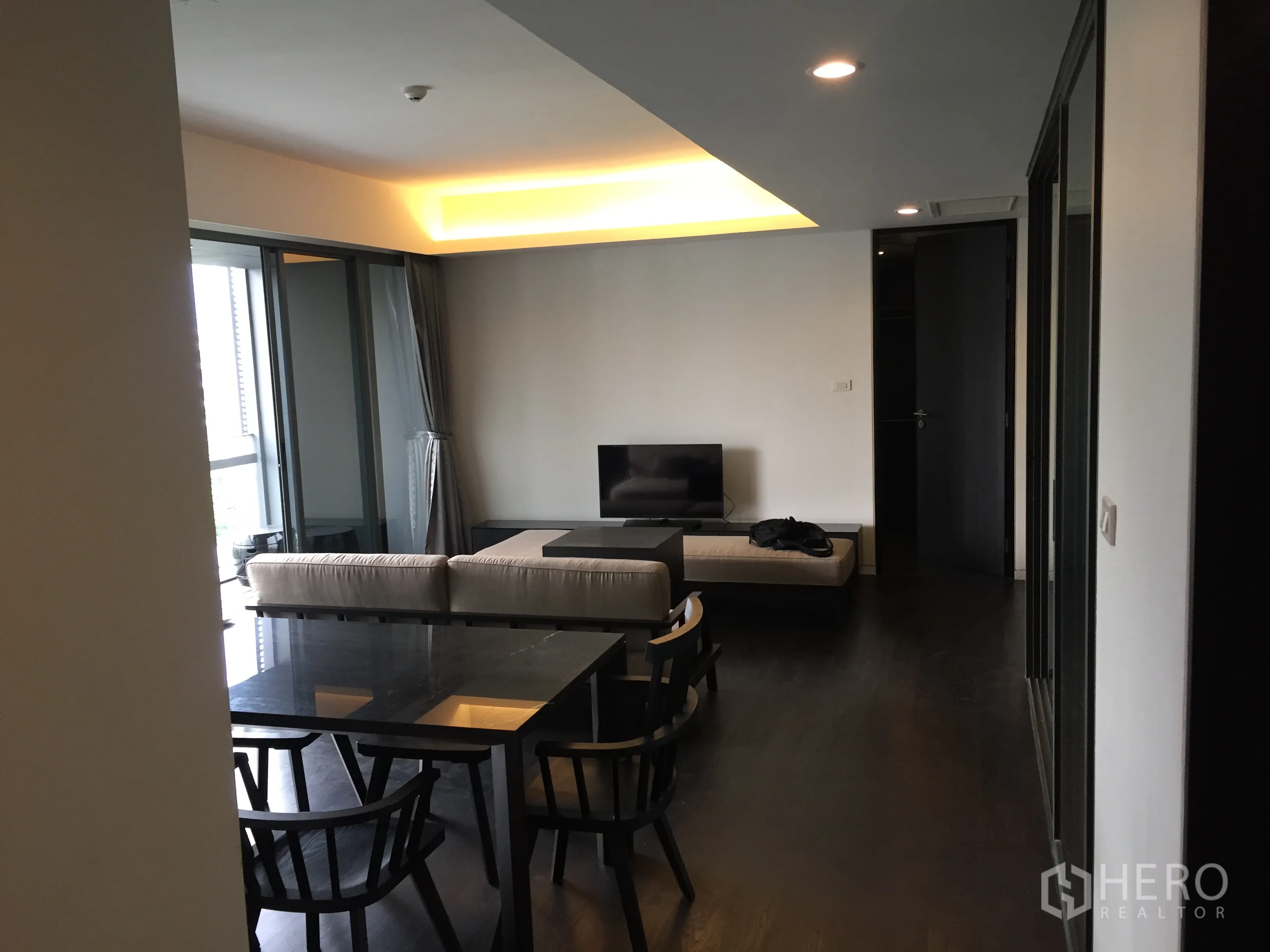 คอนโด ให้เช่าในWatthana, Bangkok - พื้นที่นั่งเล่นและรับประทานอาหารแบบโอเพ่น พร้อมไฟฝังฝ้าและกระจกเต็มบาน