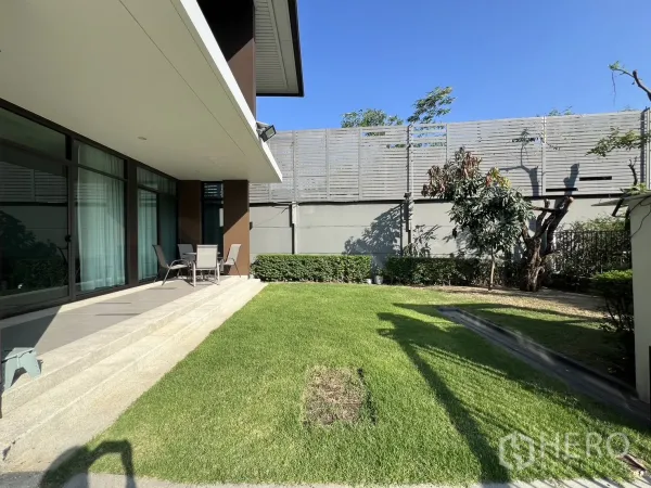 独立式住宅 出租或出售在Bang Kapi, Bangkok - 侧院绿草坪、阶梯式露台与高隐私围栏。