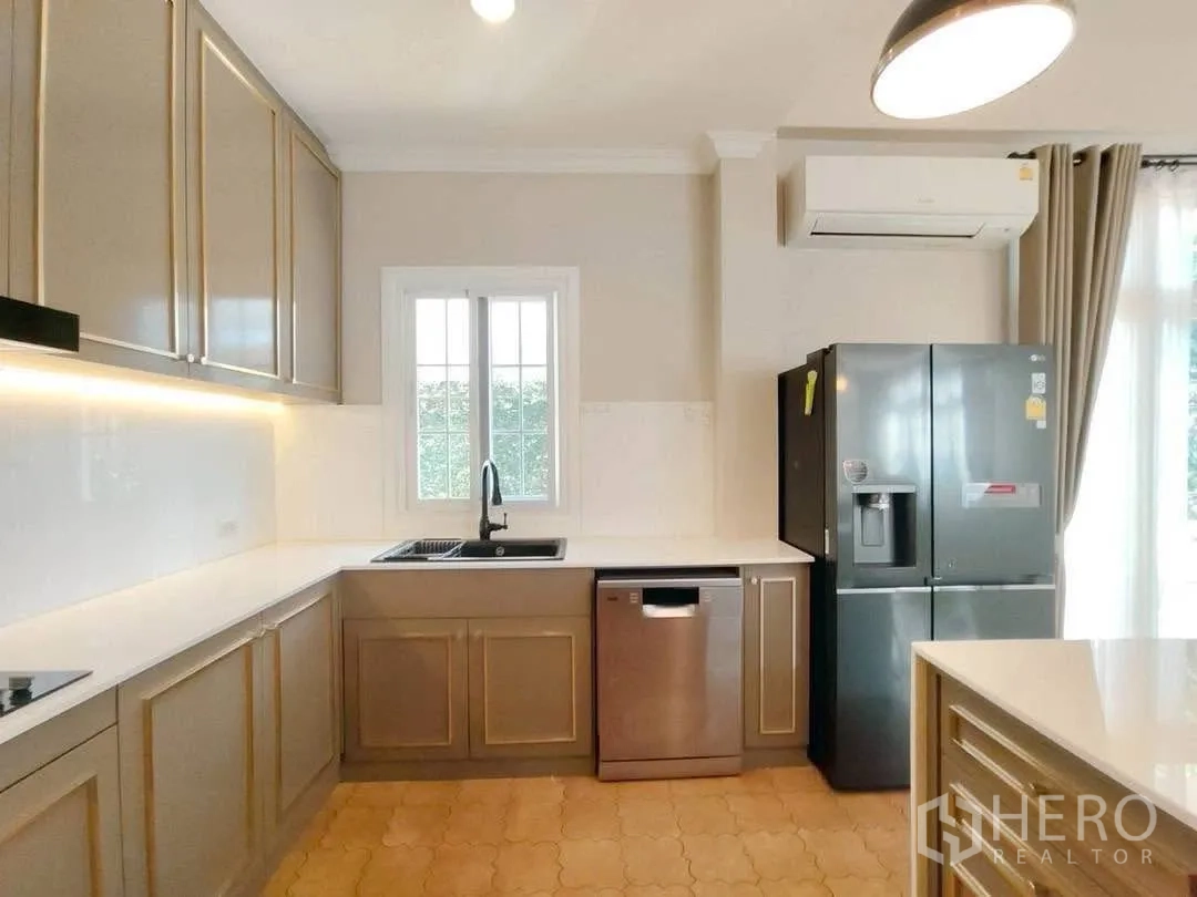 บ้านเดี่ยว for rent in Bang Na, Bangkok - มุมครัวมีหน้าต่าง เครื่องล้างจาน และตู้เย็นสองประตู