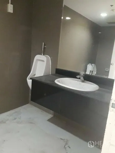 Retail Space for rent in Watthana, Bangkok - Men’s restroom with urinal and vanity inside the retail space.