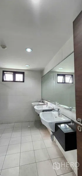 办公空间 出租在Khlong San, Bangkok - 现代洗手区，双洗手盆与整面镜子。