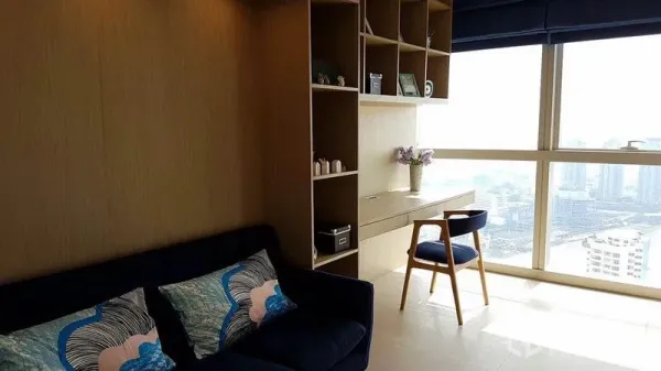 公寓 出租在Khlong San, Bangkok - 带内置书桌与搁架的书房角，落地窗旁城市景观