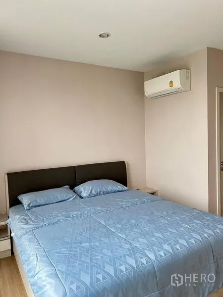 Townhouse for rent in Saphan Sung, Bangkok - Bright bedroom with queen bed, soft lighting and air conditioner.