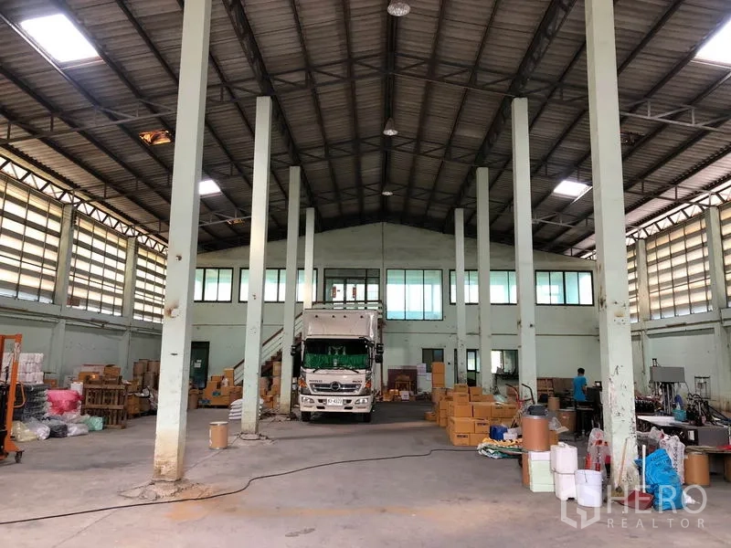 คลังสินค้า ให้เช่าในNonthaburi - ภายในโกดังโถงสูง โครงเหล็ก เสาเรียงเป็นแนว รถบรรทุกจอดได้ มีลังสินค้าและชั้นวาง