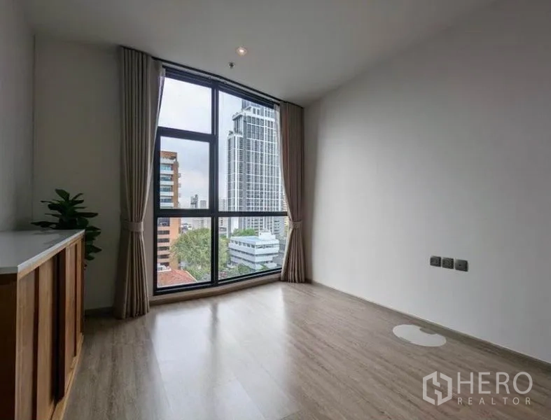 公寓 出租在Watthana, Bangkok - 空房卧室，整面落地窗与木地板。