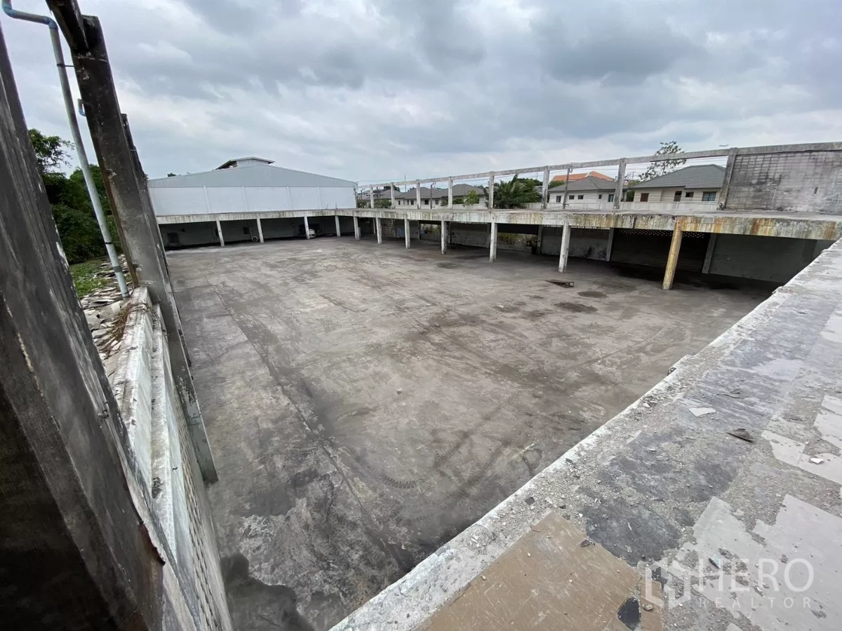 Factory for sale in Bang Phli, Samut Prakan - Corner high-angle view over central courtyard and surrounding bays.