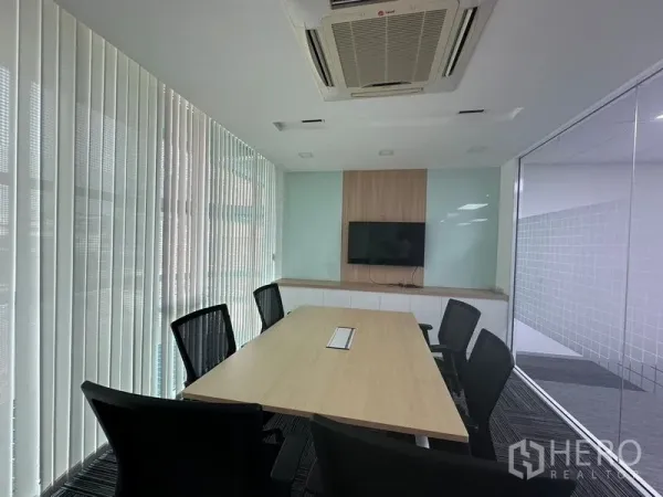 สำนักงาน ให้เช่า - ห้องประชุมขนาดเล็ก โต๊ะยาว เก้าอี้หกตัว หน้าจอทีวี และมู่ลี่แนวตั้ง