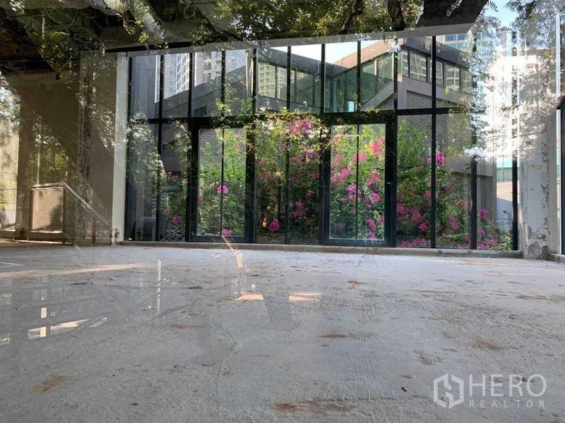 สำนักงาน ให้เช่าในKhlong Toei, Bangkok - สำนักงานโล่งโปร่ง กระจกสูงจรดเพดาน มองเห็นสวนสีเขียวและดอกไม้สีชมพู