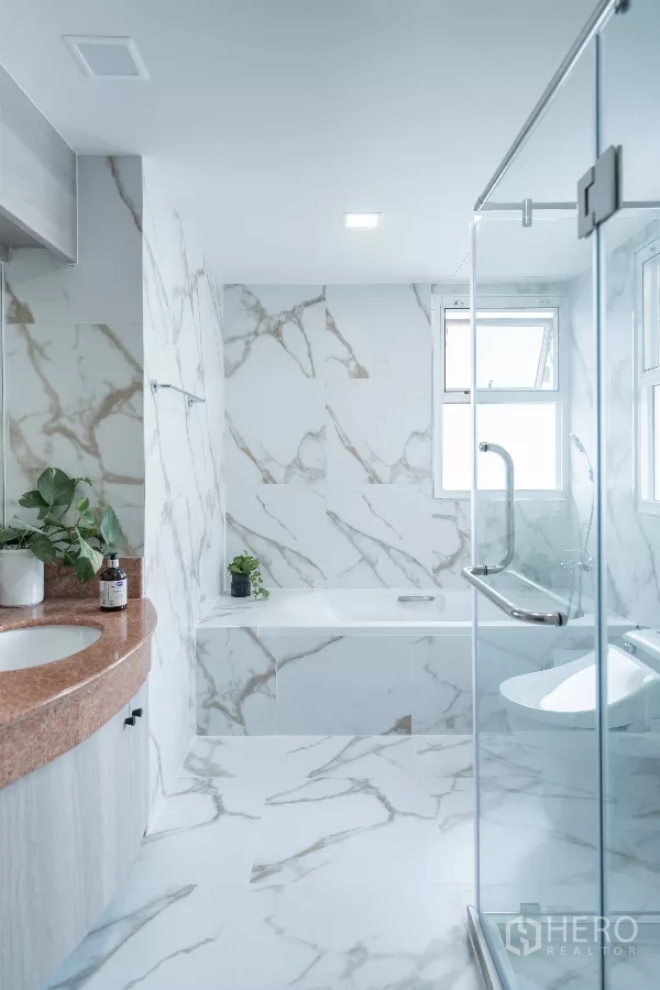 อพาร์ทเมนท์ ให้เช่า - ห้องน้ำสว่าง มีอ่างอาบน้ำและตู้ shower กระจก
