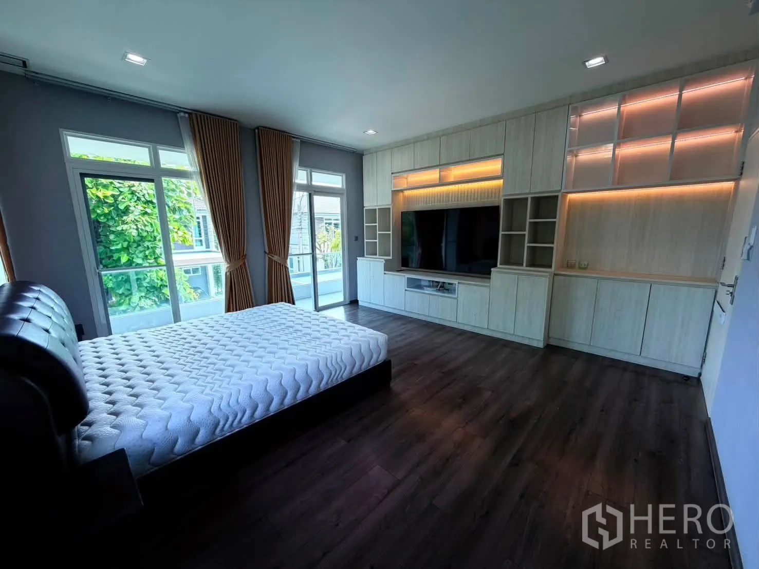 บ้านเดี่ยว for rent in Bang Phli, Samut Prakan - ห้องนอนใหญ่พร้อมเตียงคิงไซส์ ตู้บิวท์อินและประตูกระจกออกระเบียง
