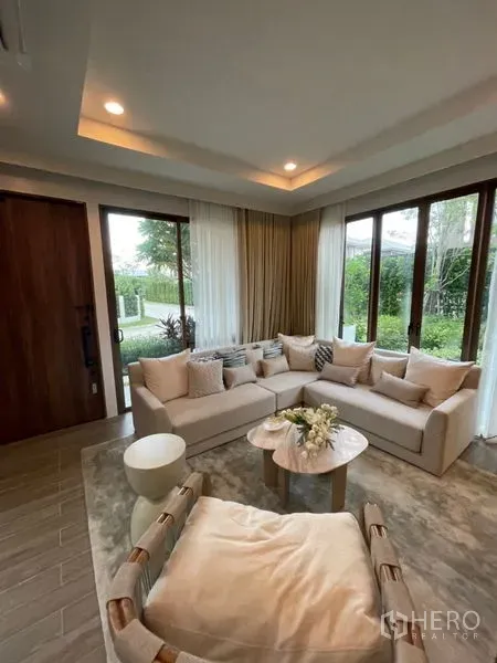 บ้าน ขายในBang Kapi, Bangkok - ห้องนั่งเล่นสว่าง โซฟาเข้ามุม หน้าต่างบานใหญ่และฝ้าหลุมไฟดาวน์ไลท์