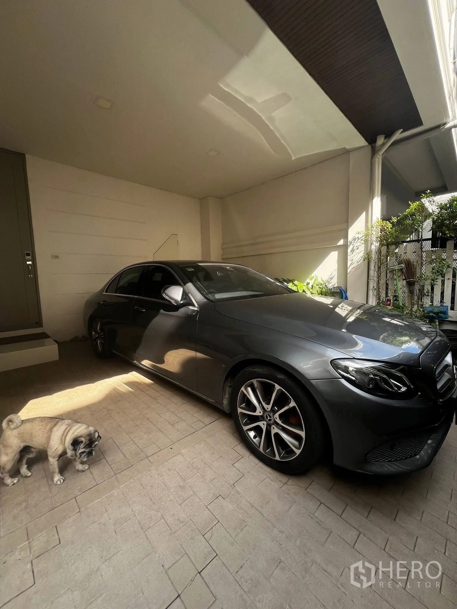 联排别墅 for rent or sale in Watthana, Bangkok - 带顶车位，可停放一辆汽车。