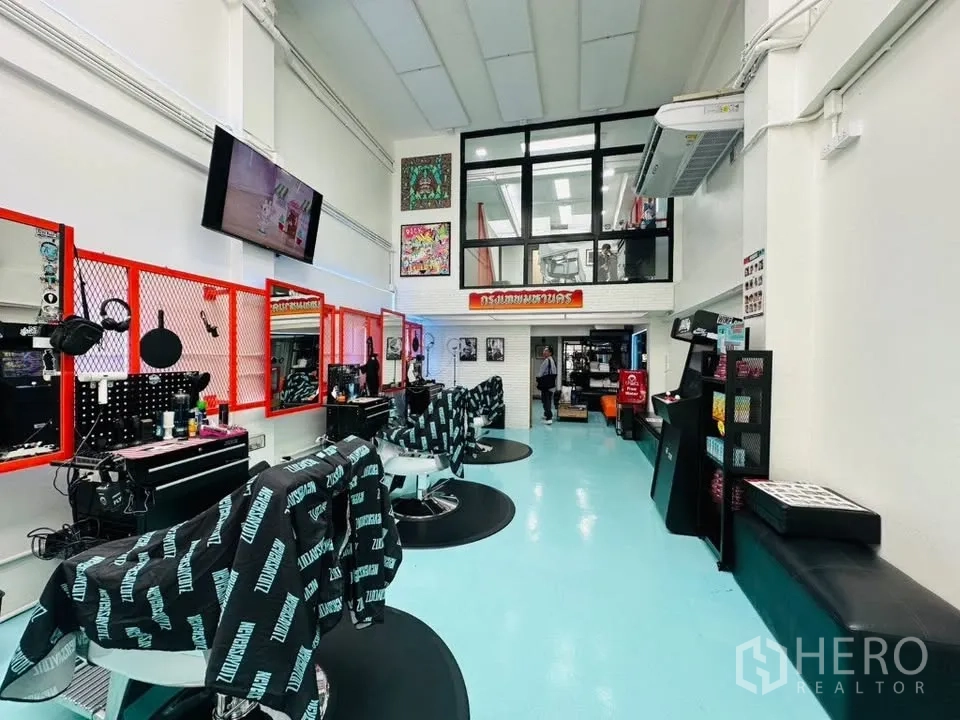 อาคารพาณิชย์ for sale in Watthana, Bangkok - โถงยาวเพดานสูงติดแอร์ จัดเป็นซาลอนหลายจุดบริการ พร้อมหน้าต่างชั้นลอย