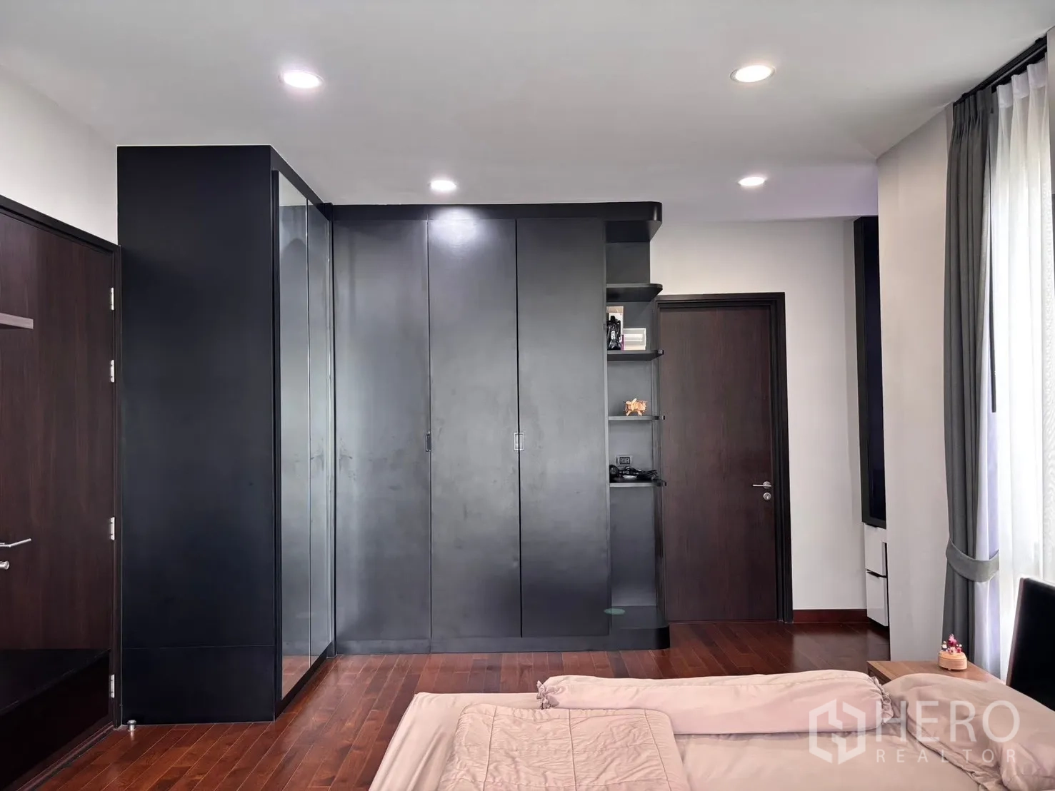 บ้านเดี่ยว for rent in Bang Phli, Samut Prakan - ห้องนอนมีตู้เสื้อผ้าบิลท์อินและชั้นวางของขนาดใหญ่