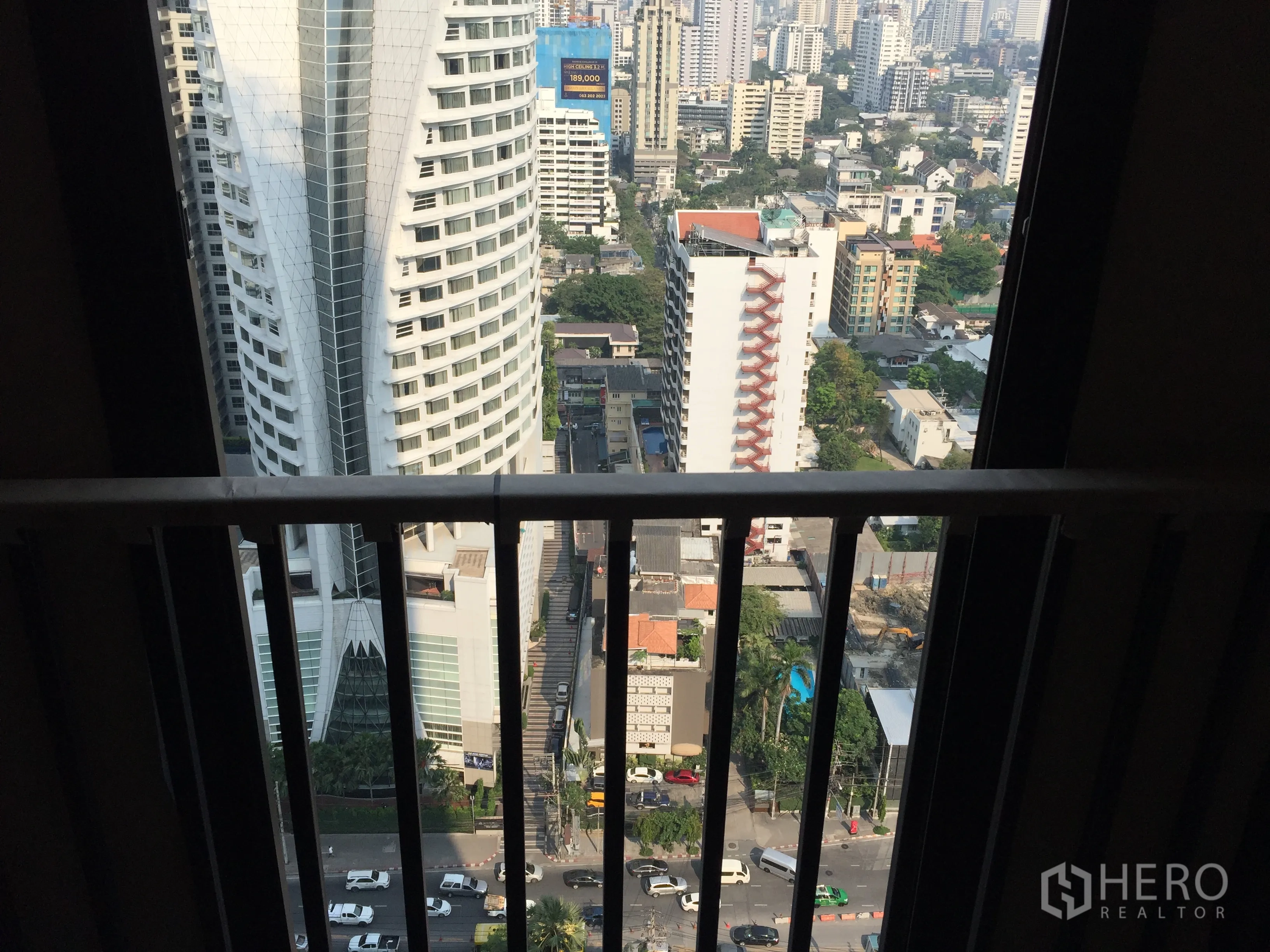 公寓 出售在Watthana, Bangkok - 高楼层阳台俯瞰阿索克—素坤逸城市景观
