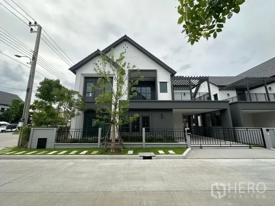บ้าน ให้เช่าหรือขายในBang Phli, Samut Prakan - ด้านหน้าบ้านพร้อมทางรถ โรงจอดรถมีหลังคา และสวนจัดแต่ง