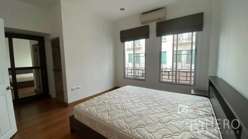 联排别墅 出租在Wang Thonglang, Bangkok - 采光良好的卧室，双人床、空调和两扇窗。