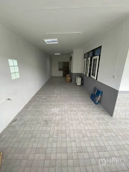 独立式住宅 出租在Huai Khwang, Bangkok - 加盖侧露台/杂物区，通长铺砖地面。