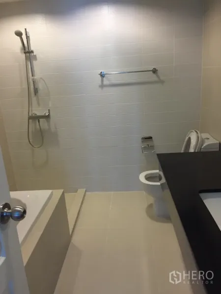 คอนโด ให้เช่าในHuai Khwang, Bangkok - ห้องน้ำสไตล์ร่วมสมัย มีอ่างอาบน้ำ ฝักบัว โถสุขภัณฑ์ และเคาน์เตอร์ยาว.