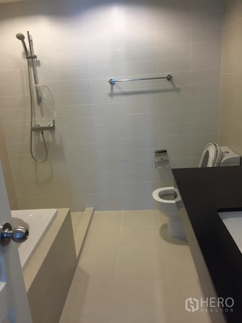 คอนโด ให้เช่าในHuai Khwang, Bangkok - ห้องน้ำสไตล์ร่วมสมัย มีอ่างอาบน้ำ ฝักบัว โถสุขภัณฑ์ และเคาน์เตอร์ยาว.