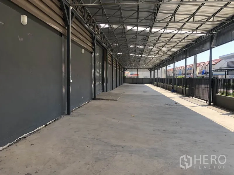 Factory for rent or sale in Bang Bo, Samut Prakan - Covered loading bay with high canopy and gated frontage suitable for trucks.