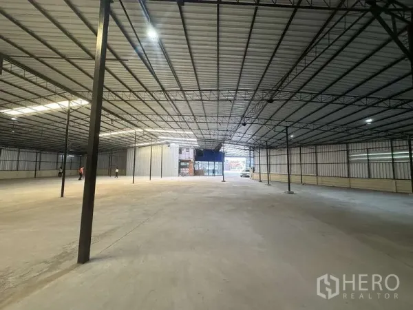 คลังสินค้า ให้เช่าในPak Kret, Nonthaburi - ฮอลล์โกดังเพดานสูง เสากลางหลายต้น มองไปยังทางเข้าแบบกระจก