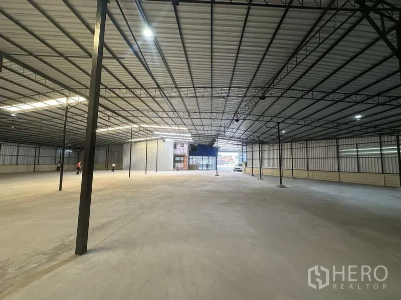 คลังสินค้า ให้เช่าในPak Kret, Nonthaburi - ฮอลล์โกดังเพดานสูง เสากลางหลายต้น มองไปยังทางเข้าแบบกระจก
