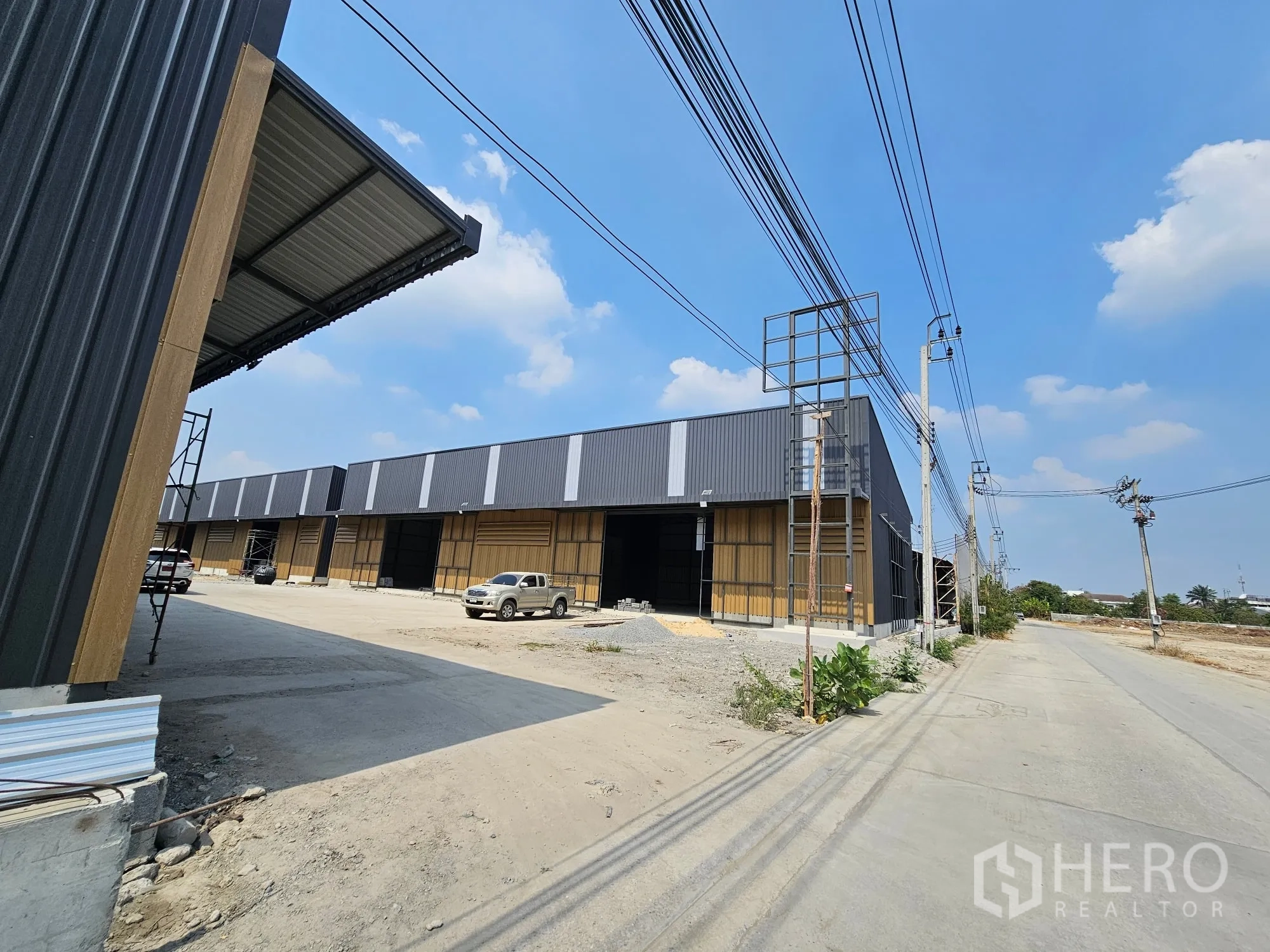 โกดัง for rent in Bang Khen, Bangkok - มุมมองด้านนอกของแถวโกดังพร้อมลานและถนนทางเข้า