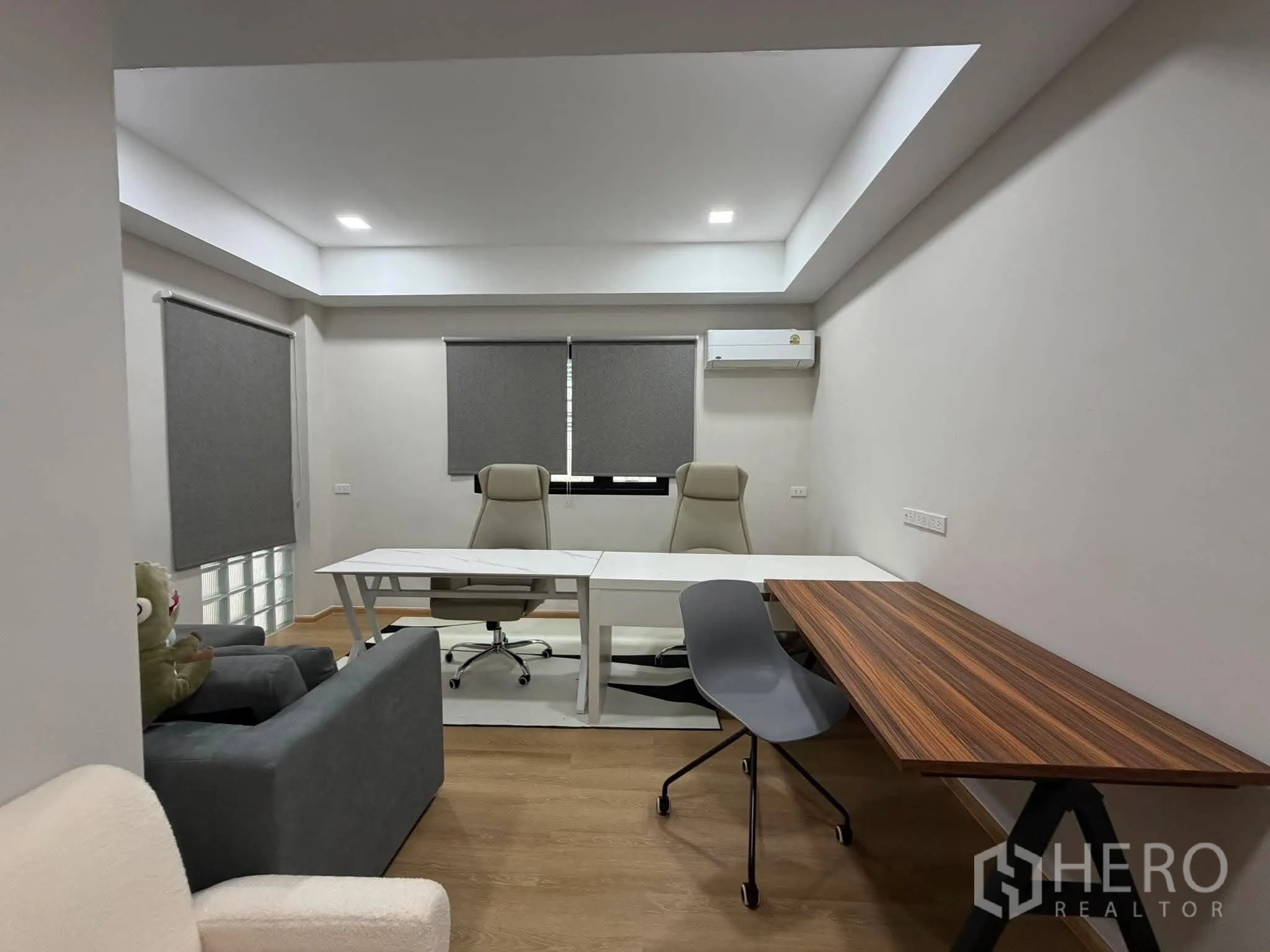 家庭办公室 for rent in Phra Khanong, Bangkok - 行政办公室，两张办公桌、座椅与卷帘。