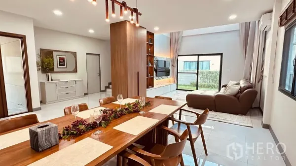 บ้าน ให้เช่าในBang Phli, Samut Prakan - โต๊ะทานอาหารไม้ 8 ที่นั่งติดกับห้องนั่งเล่นวิวสวน