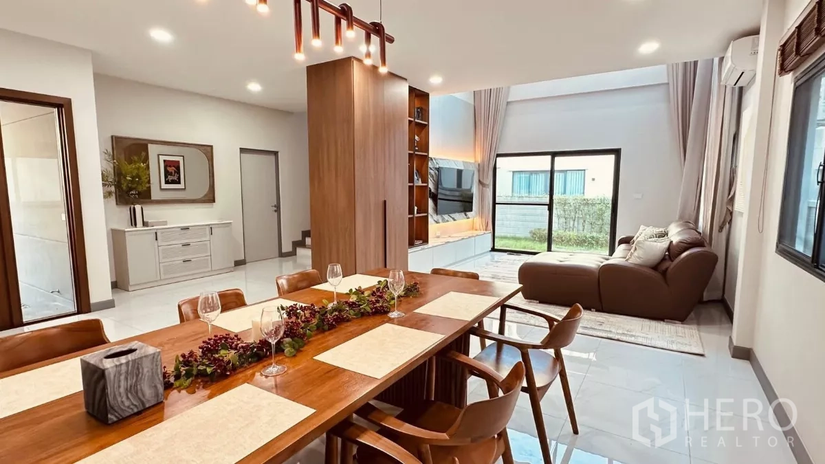 บ้าน ให้เช่าในBang Phli, Samut Prakan - โต๊ะทานอาหารไม้ 8 ที่นั่งติดกับห้องนั่งเล่นวิวสวน