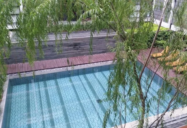 คอนโด ให้เช่าหรือขายในWatthana, Bangkok - สระว่ายน้ำกลางแจ้ง พร้อมทางเดินไม้ รายล้อมด้วยต้นไม้และสวนของคอนโด