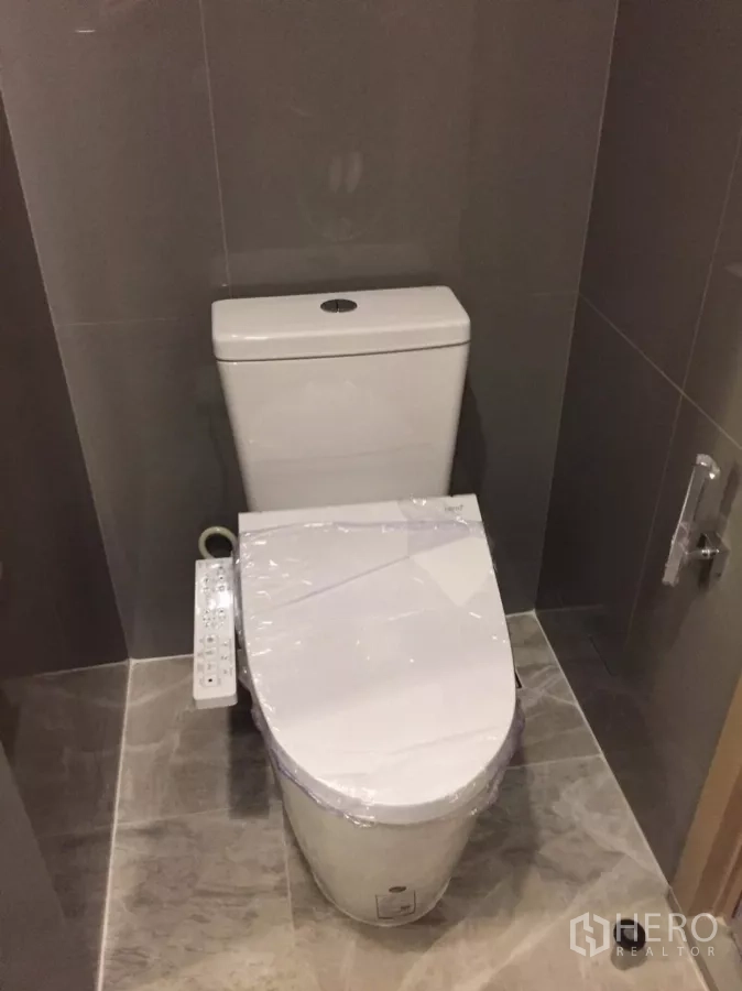 公寓 出租在Watthana, Bangkok - 瓷砖浴室内配带清洗功能的马桶。