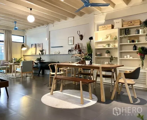 联排别墅 出租在Khlong Toei, Bangkok - 开放式餐厅，木质餐桌、展示架与简约装饰。
