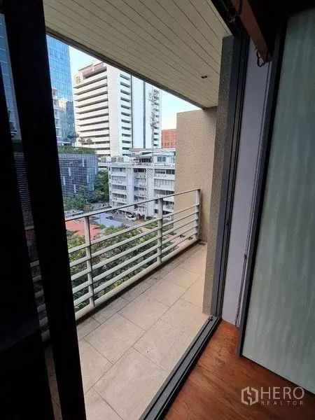 公寓 出售在Pathum Wan, Bangkok - 狭长阳台配金属栏杆，眺望城市楼宇